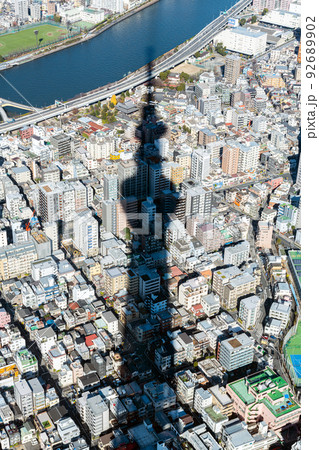 東京都墨田区　東京スカイツリーの影（シルエット　日時計イメージ）と周辺の街並み 92689902