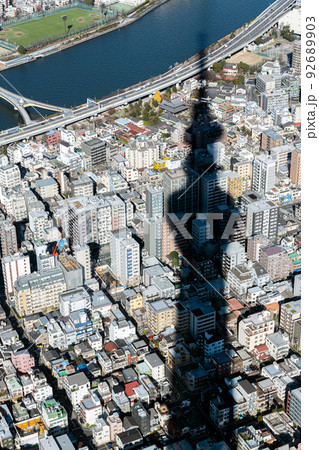 東京都墨田区 東京スカイツリーの影(シルエット 日時計イメージ)と周辺の街並み 東京都墨田区 東京スカイツリーの影(シルエット 日時計イメージ)と周辺の街並み 92689903