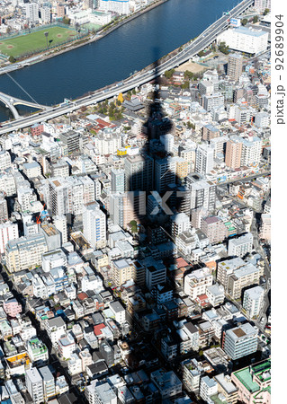 東京都墨田区　東京スカイツリーの影（シルエット　日時計イメージ）と周辺の街並み 92689904