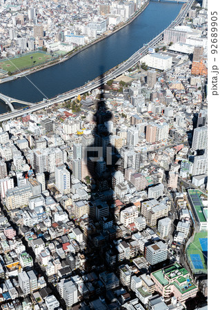 東京都墨田区　東京スカイツリーの影（シルエット　日時計イメージ）と周辺の街並み 92689905