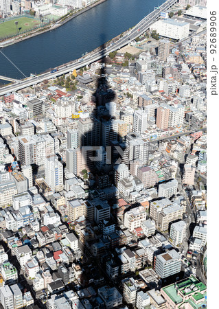 東京都墨田区　東京スカイツリーの影（シルエット　日時計イメージ）と周辺の街並み 92689906
