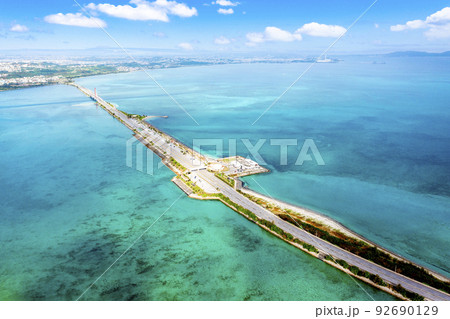 海中道路（沖縄県うるま市）※満潮時、奥は沖縄本島 92690129