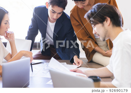 ミーティングをするビジネスパーソン 92690179