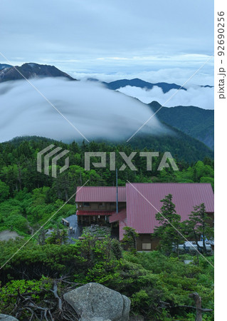 晴天の下で長野と岐阜の県境の西穂高岳稜線から見るアルプスの稜線 北アルプスの山々 晴天の下で長野と岐阜の県境の西穂高岳稜線から見るアルプスの稜線 北アルプスの山々 92690256