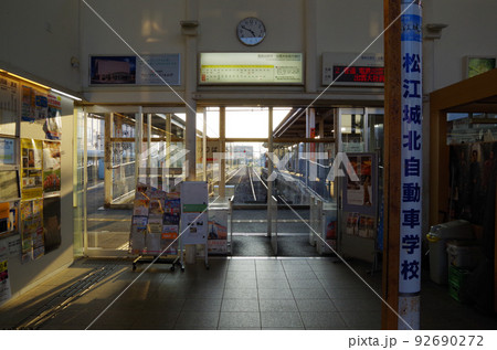 松江しんじ湖温泉駅の改札口から乗り場と線路が見えている構図 ... 島根県 松江市：晴れ 92690272