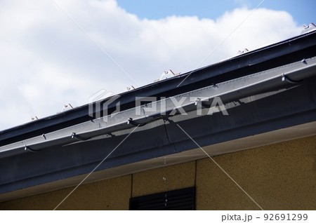 雨樋の変形と水漏れ　積雪で変形した雨樋 92691299