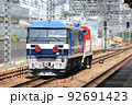 DD200型ディーゼル機関車に牽引されて東海道本線摩耶駅を通過するEF210甲種輸送列車 92691423