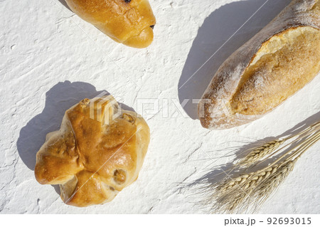 白背景上のバゲットと小麦 92693015