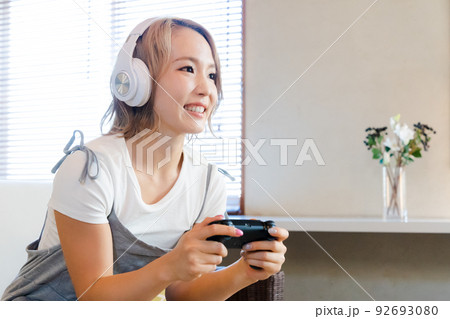 ゲームをする若い女性 92693080