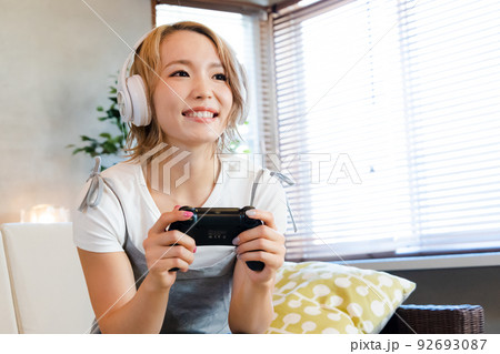 ゲームをする若い女性 92693087