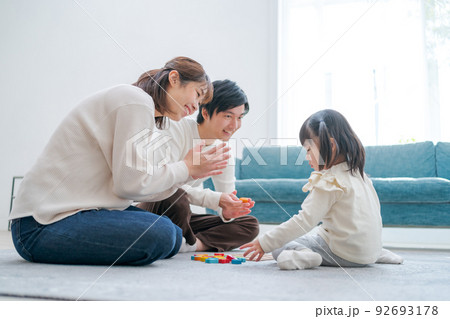 両親と3歳児 両親と3歳児 92693178