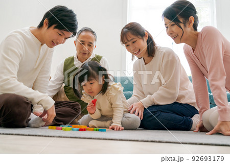 孫を囲む 92693179