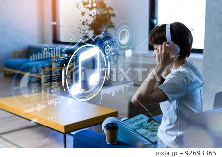 ヘッドフォンと女性 92693365