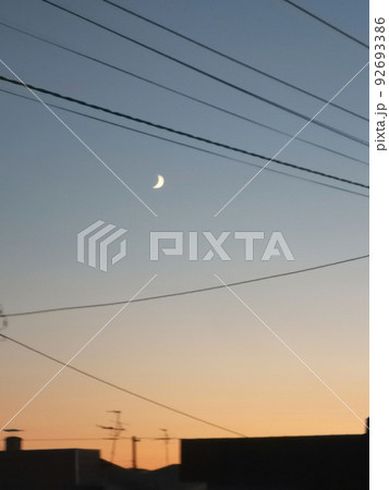 夕刻の三日月と空 夕刻の三日月と空 92693386