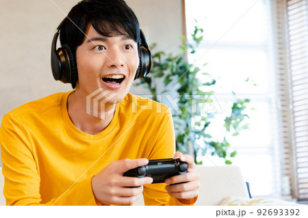 ゲームをする若い男性 ゲームをする若い男性 92693392