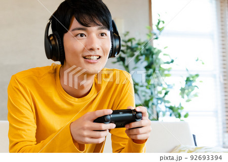 ゲームをする若い男性 ゲームをする若い男性 92693394