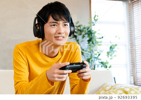 ゲームをする若い男性 92693395