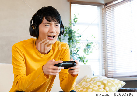 ゲームをする若い男性 92693396