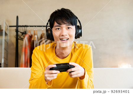 ゲームをする若い男性 ゲームをする若い男性 92693401