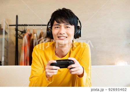 ゲームをする若い男性 92693402