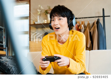 ゲームをする若い男性 ゲームをする若い男性 92693405