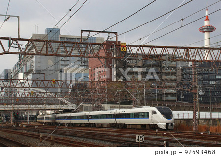 京都駅付近を行く特急サンダーバード(683系電車:新塗装) 京都駅付近を行く特急サンダーバード(683系電車:新塗装) 92693468