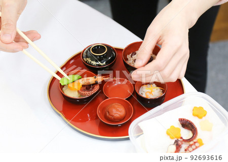 お食い初め膳の制作＿調理風景 92693616
