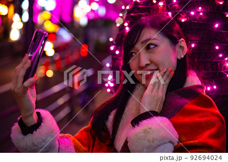 渋谷・桜丘イルミネーションで自撮りをする女性 渋谷・桜丘イルミネーションで自撮りをする女性 92694024