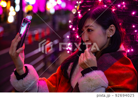 渋谷・桜丘イルミネーションで自撮りをする女性 92694025