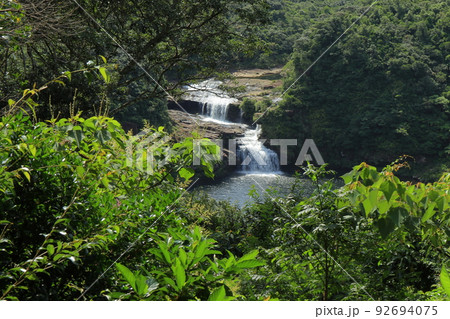 展望台からの西表島浦内川上流にあるマリユドゥの滝の眺め 92694075
