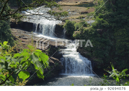 西表島浦内川上流の日本の滝百選マリユドゥの滝の風景 92694076