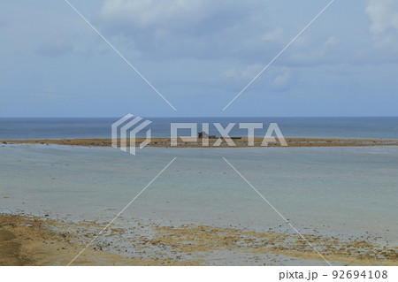 西表島の美しい海に難破船が座礁している光景 西表島の美しい海に難破船が座礁している光景 92694108