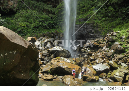 西表島ピナイサーラの滝の滝壺で遊ぶ子どもたち 92694112