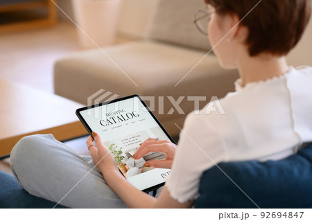 タブレットと女性 92694847