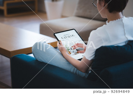 タブレットと女性 タブレットと女性 92694849