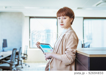 ビジネスシーン 女性 ビジネスシーン 女性 92694850
