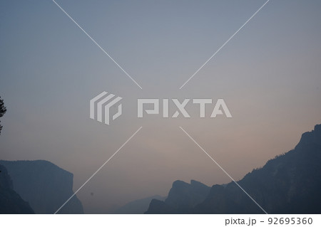 ヨセミテ国立公園 トンネルビュー 夜明け空 ヨセミテ国立公園 トンネルビュー 夜明け空 92695360