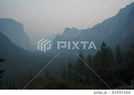 ヨセミテ国立公園　トンネルビュー　煙だらけの早朝の風景 92695366