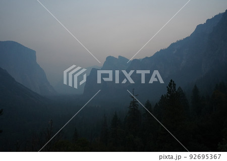 ヨセミテ国立公園 トンネルビュー 早朝の景色 ヨセミテ国立公園 トンネルビュー 早朝の景色 92695367
