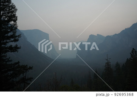 ヨセミテ国立公園　トンネルビュー　早朝　山火事で煙だらけの景色 92695368