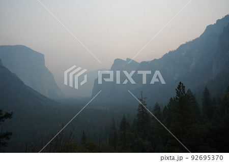 ヨセミテ国立公園 トンネルビュー 早朝の景色 ヨセミテ国立公園 トンネルビュー 早朝の景色 92695370