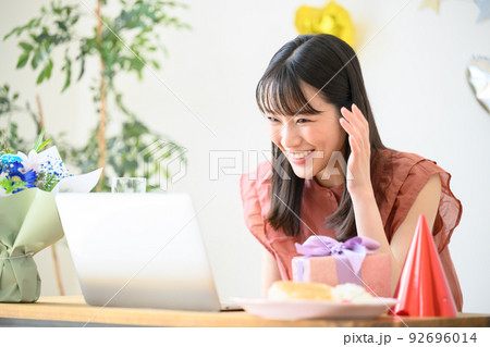 ライバーや配信者のお祝いイメージ ライバーや配信者のお祝いイメージ 92696014