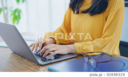 ノートパソコンを使う女性 ノートパソコンを使う女性 92696329