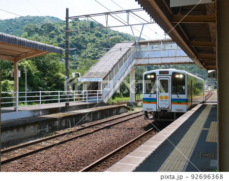 日奈久温泉駅と肥薩おれんじ鉄道の車両　（熊本県八代市） 92696368