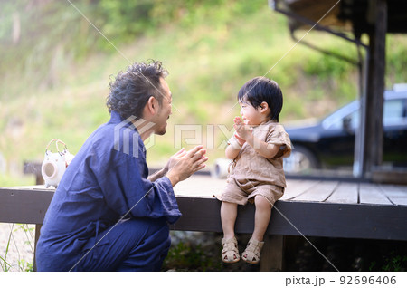 虫よけをする親子 92696406