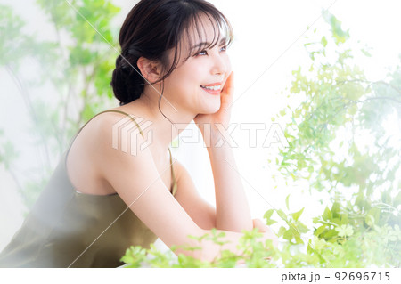 女性　ビューティー　美容　メイク　スキンケア 92696715