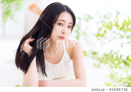 女性　ビューティー　美容　メイク　スキンケア 92696736