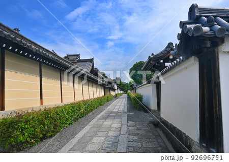 タイムスリップしたような京都市妙心寺境内が美しい 92696751