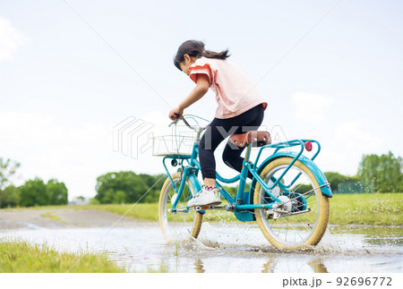 水溜りの道 自転車に乗る女の子 水溜りの道 自転車に乗る女の子 92696772