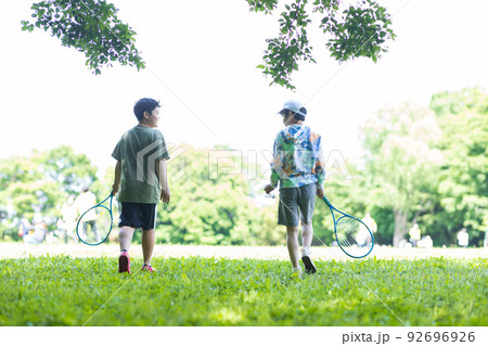 キャンプを楽しむ小学生 92696926